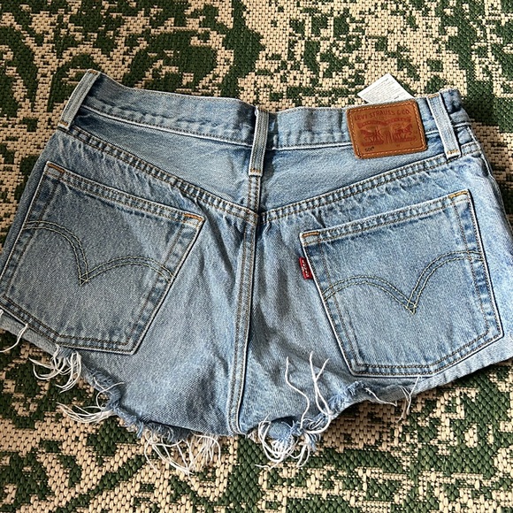 Levi’s mid/high rise denim shorts - Picture 2 of 2